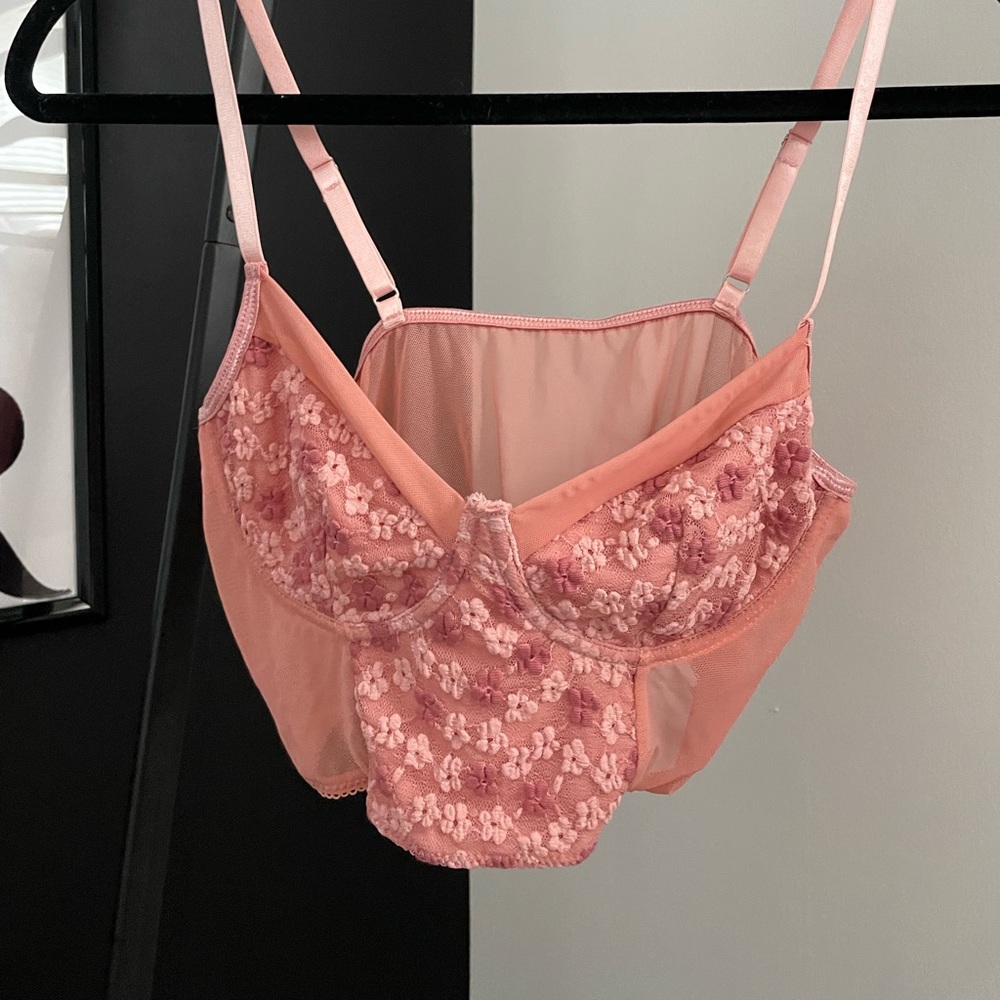 Love this piece!! SMALL Pink/flowered detailed crop top